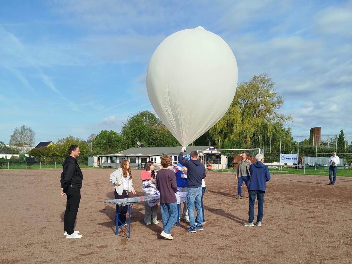 Pressemitteilung aus dem HMKB - Mit selbstgebauten Wetterballons: Schülerinnen und Schüler aus Mittelhessen erforschen die Stratosphäre